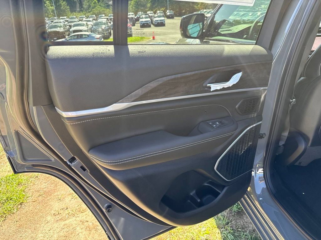 New 2027 Jeep Grand Cherokee Limited AWD/4WD image 23