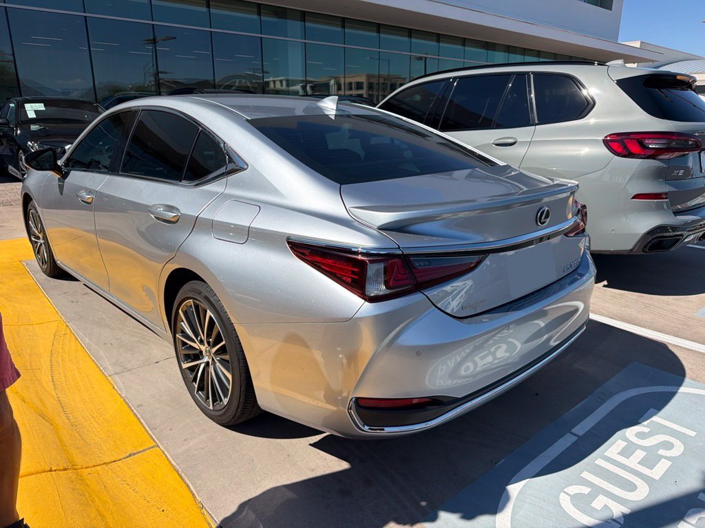Used 2025 Lexus ES 300h w/ Premium Package FWD image 3