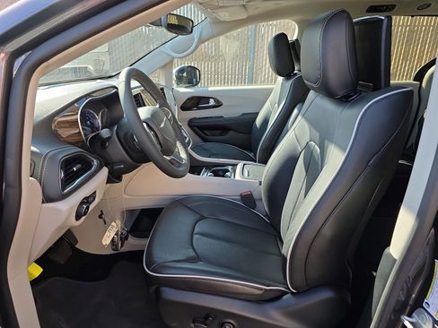 Used 2023 Chrysler Pacifica Limited w/ Uconnect Theater Family Group FWD image 8
