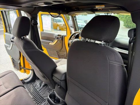 Used 2015 Jeep Wrangler Unlimited Sahara w/ Connectivity Group AWD/4WD image 28