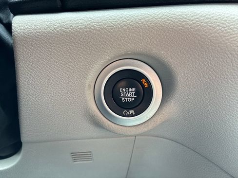 Used 2024 Chrysler Pacifica Touring-L FWD image 31