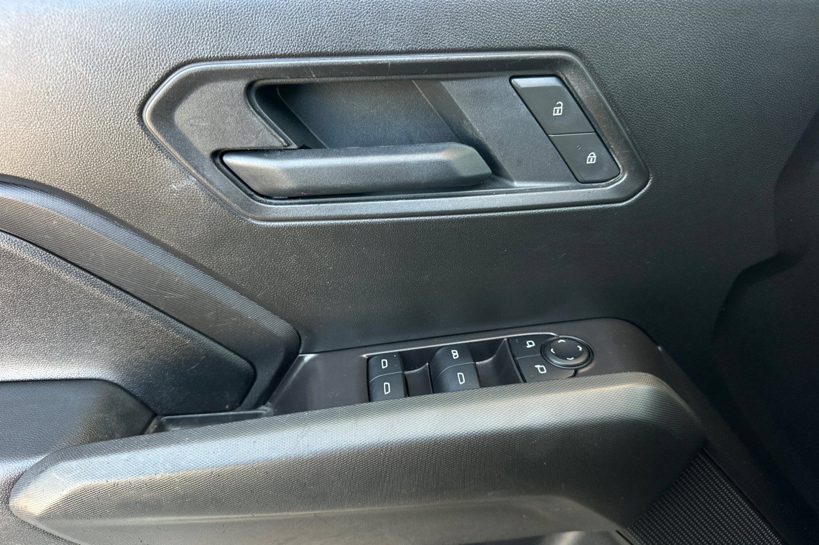 Used 2025 Chevrolet Colorado Trail Boss w/ Midnight Edition AWD/4WD image 11