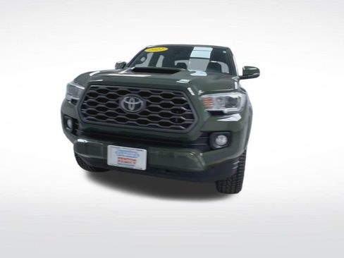 Used 2022 Toyota Tacoma TRD Sport w/ Technology Package image 3
