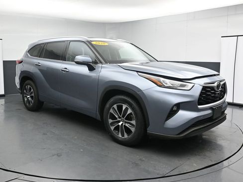 Used 2020 Toyota Highlander XLE FWD image 2