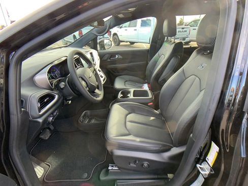 New 2026 Chrysler Pacifica Select AWD/4WD image 9