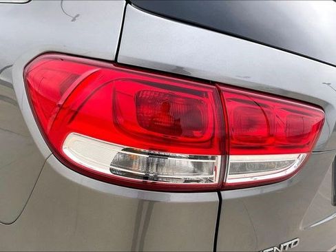 Used 2018 Kia Sorento LX image 36