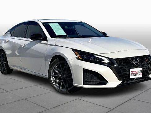 Certified 2023 Nissan Altima 2.0 SR image 3