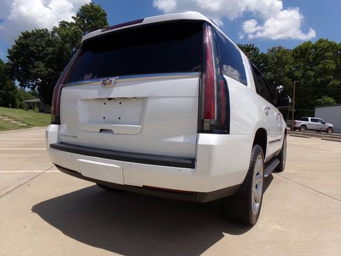 Used 2016 Cadillac Escalade Luxury AWD/4WD image 32