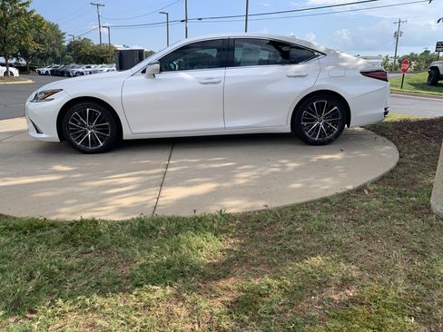 Used 2025 Lexus ES 300h w/ Premium Package FWD image 7