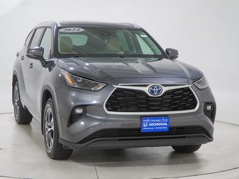 Used 2024 Toyota Highlander XLE AWD/4WD image 17