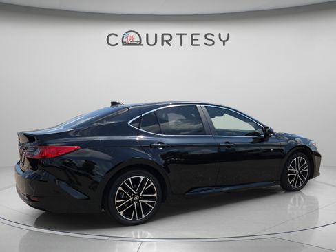 Used 2025 Toyota Camry XLE w/ Premium Plus Package FWD image 5