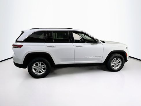 Used 2023 Jeep Grand Cherokee Laredo image 4