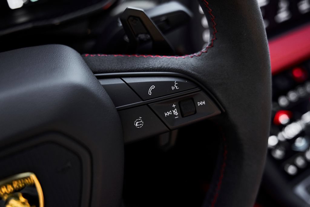 Used 2025 Lamborghini Urus SE AWD/4WD image 58