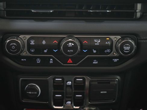 Used 2025 Jeep Wrangler Unlimited Rubicon w/ Convenience Group AWD/4WD image 18