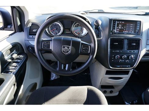 Used 2018 Dodge Grand Caravan SE w/ UConnect Hands-Free Group image 19