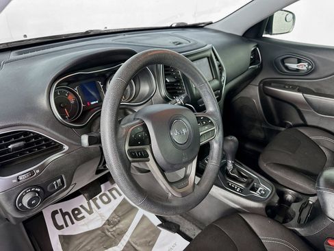 Used 2019 Jeep Cherokee Latitude w/ Popular Appearance Group FWD image 9