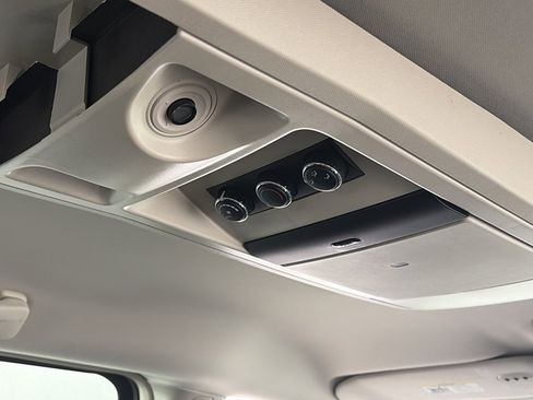 Used 2015 Chrysler Town & Country Touring image 27