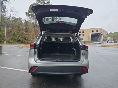 Used 2023 Toyota Highlander XLE image 12