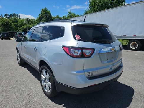 Used 2017 Chevrolet Traverse LT w/ Style and Technology Package FWD image 5