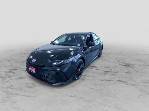 Used 2025 Toyota Camry SE image 6