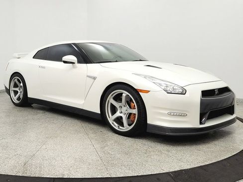 Used 2016 Nissan GT-R Premium AWD/4WD image 7