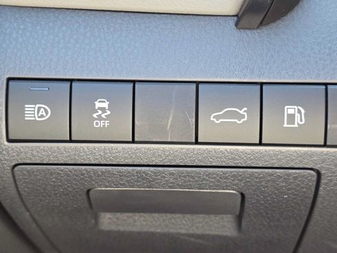 Used 2018 Toyota Camry SE w/ Audio Package FWD image 31