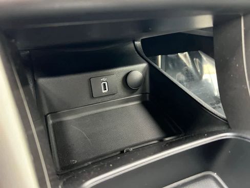 Used 2017 Ford Fusion SE w/ Fusion SE Technology Package image 27