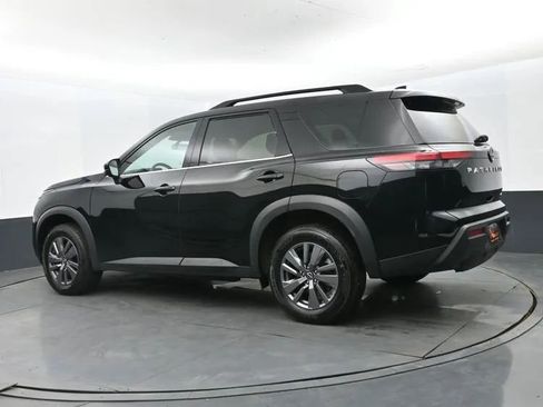 Used 2025 Nissan Pathfinder SV image 9