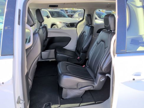 Used 2024 Chrysler Pacifica Touring-L FWD image 10