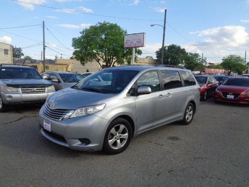 Used 2017 Toyota Sienna LE image 2