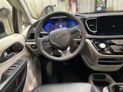 Used 2024 Chrysler Pacifica Touring-L image 21