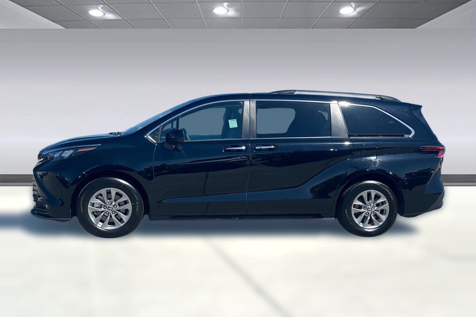 Used 2026 Toyota Sienna XLE FWD image 2