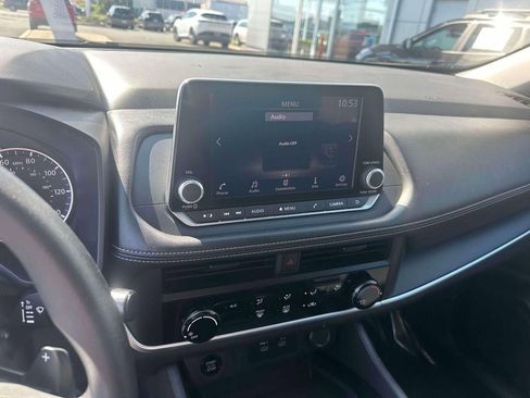 Used 2025 Nissan Rogue S AWD/4WD image 28