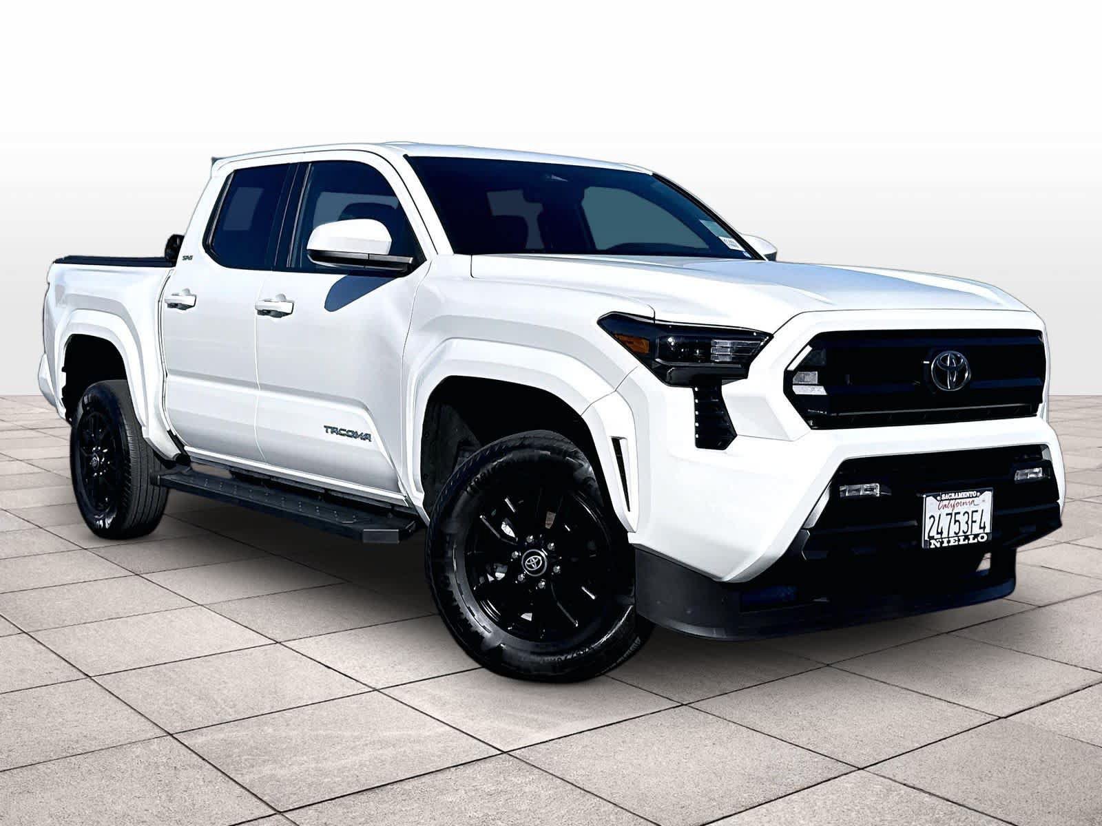 Used 2025 Toyota Tacoma SR5 AWD/4WD image 2