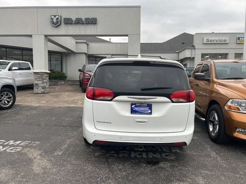 Used 2020 Chrysler Pacifica Touring FWD image 6