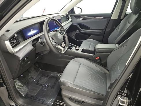 Used 2025 Volkswagen Tiguan SE w/ Panoramic Sunroof Package AWD/4WD image 13