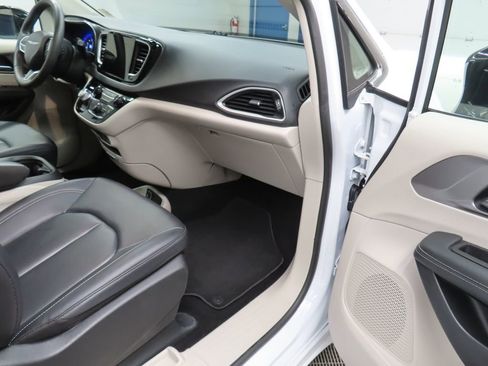 Used 2024 Chrysler Pacifica Touring-L FWD image 28