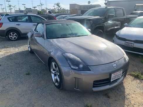 Used 2009 Nissan 350Z Touring RWD image 4