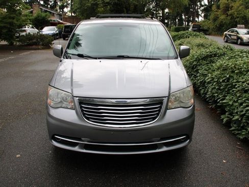 Used 2014 Chrysler Town & Country Touring image 11