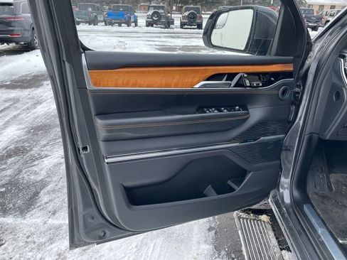 Used 2022 Jeep Grand Wagoneer Series III image 7