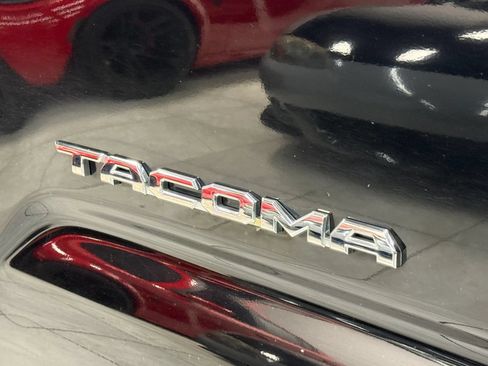 Used 2018 Toyota Tacoma TRD Sport AWD/4WD image 15