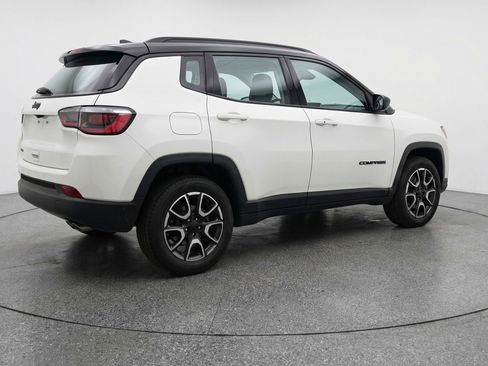 Used 2025 Jeep Compass Trailhawk AWD/4WD image 9