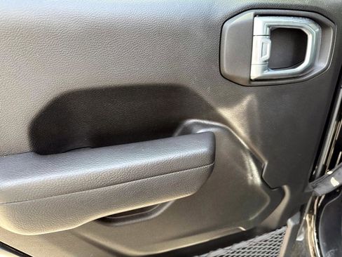 Used 2022 Jeep Gladiator Sport image 10