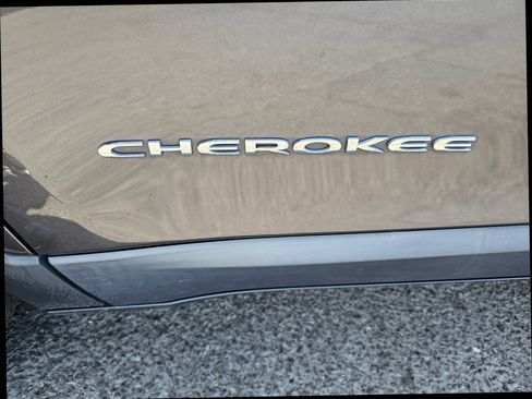 Used 2020 Jeep Cherokee Latitude Lux w/ Comfort/Convenience Group AWD/4WD image 36