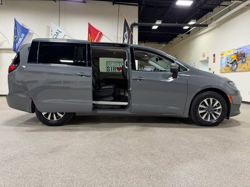 Used 2023 Chrysler Pacifica Touring-L FWD image 21