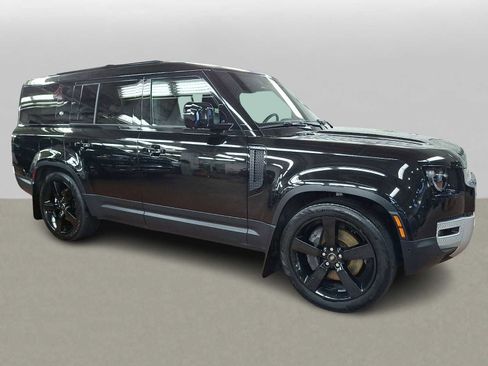 Used 2023 Land Rover Defender 130 SE image 3