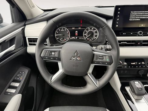 Used 2025 Mitsubishi Outlander SE AWD/4WD image 12