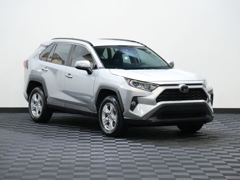 Used 2020 Toyota RAV4 XLE w/ XLE Grade Weather Package AWD/4WD image 5