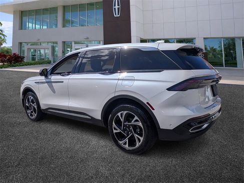 Used 2024 Lincoln Nautilus Premier image 5