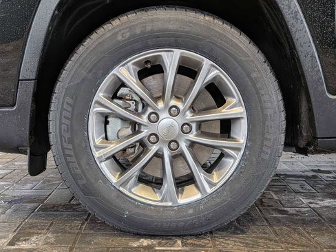 Used 2019 Jeep Cherokee Latitude Plus w/ Cold Weather Group AWD/4WD image 14